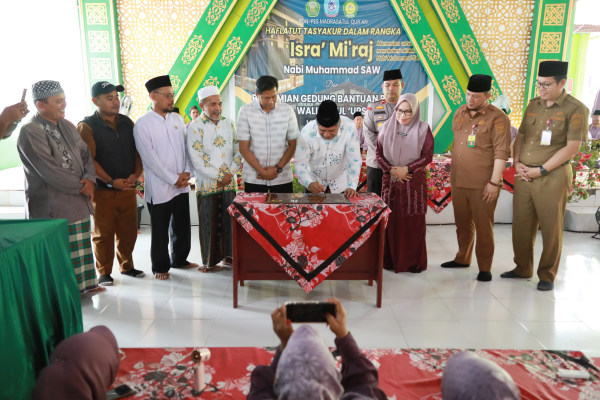 Bupati Alfedri Resmikan Ruang Kelas Baru Pondok Pesantren Madrasatul Qur’an