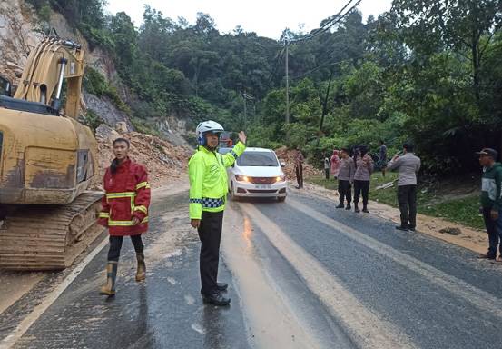 Longsor Lintas Sumbar-Riau Dibersihkan, Alat Berat Dikerahkan