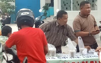 DPC MOI Meranti Bagikan Takjil Gratis ke Masyarakat