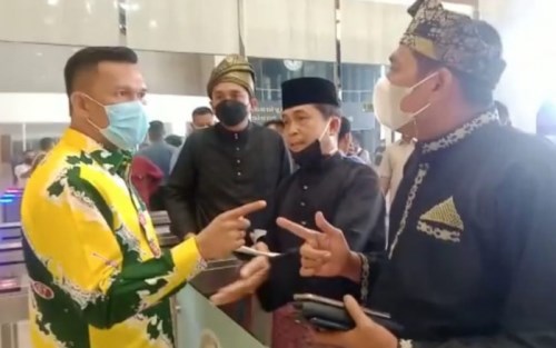 Peserta Rapat Komisi Dibatasi, Perwakilan LAM Riau Ngamuk