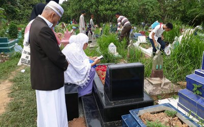 Tradisi Ziarah Tampak Ramai di Tengah Pandemi Covid-19