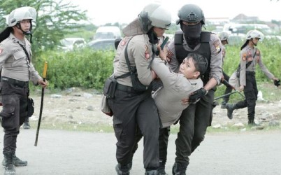 Ricuh, Persebaya Vs Madura United 1 Polisi Luka