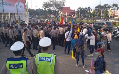 Demo Mahasiswa di Riau Berakhir Ricuh dengan Aparat