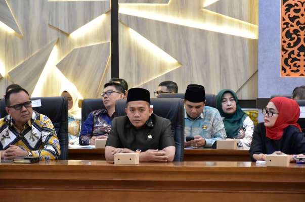 Ketua DPRD Pekanbaru Muhammad Isa Lahamid Hadiri Rapat Penyesuaian APBD