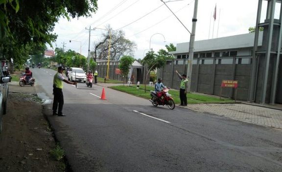 Anggota Polsek Pasar Kemis Wujudkan Keselamatan Lalin