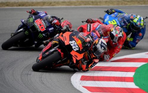 MotoGP Catalunya: Marquez dan Rossi Jatuh, Oliveira Juara! 