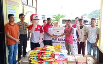 JNE Salurkan Bantuan Kepada Korban Banjir Rohul