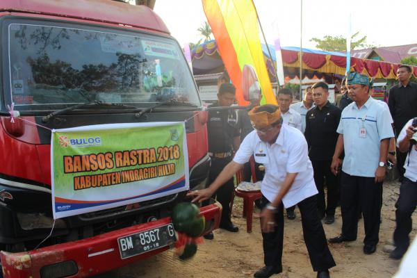 Bupati Wardan Launching Penyerahan Bansos Rastra