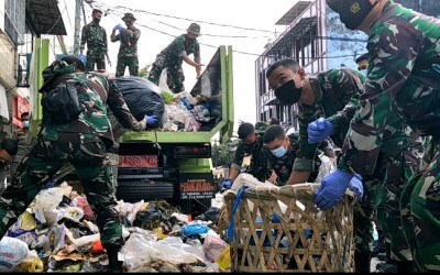 TNI-Polri Turun Tangan Angkut Sampah di Pekanbaru