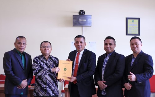 Bupati Adil Resmi Sandang Gelar Magister Manajemen