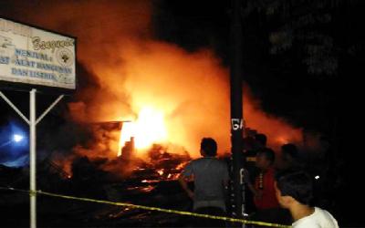 Terdengar Meledak, Enam Rumah dan Mobil Terbakar