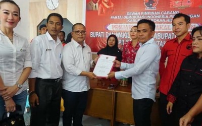 Cutra Andika Serahkan Formulir Pendaftaran ke PDIP Rohil