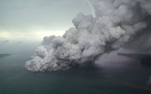 Masyarakat Dilarang Mendekat, Gunung Anak Krakatau Kembali Erupsi!