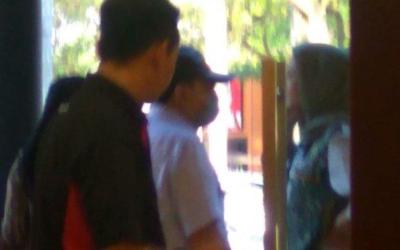 'Pria Bertopeng' Setnov di Toko Bangunan Bersama Istri