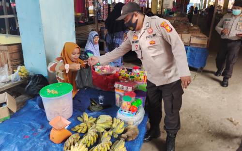 Jum'at Barokah, Polsek Sungai Apit Bagikan Sarapan kepada PKL