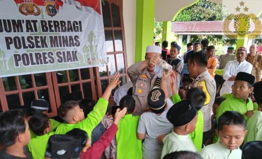 Kapolres Siak Diwakili Kapolsek Minas Laksanakan Kegiatan Jumat Berbagi