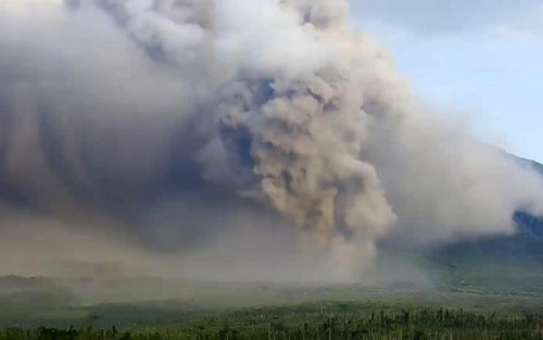 Gunung Semeru Terus Semburkan Awan Panas Sejauh 12 Km