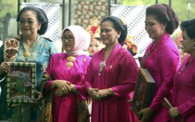 Menteri Siti Nurbaya Berkebaya Mirip Megawati