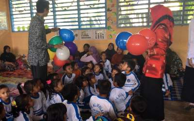 Ketua Fraksi Gerindra Kunjungi Taman Kanak - Kanak