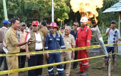 Pj Bupati Bengkalis Tinjau Semburan Gas di Desa Bantan Sari