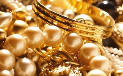 Harga Emas Turun Akibat Aksi Ambil Untung