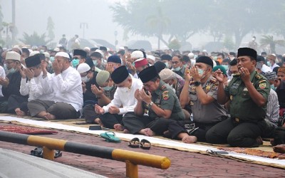 Kabut Asap Menebal, Pemprov Riau Gelar Salat Istisqa