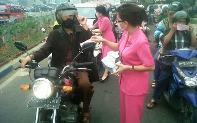 Srikandi Polresta Bagi Masker Untuk Pengendara Roda Dua