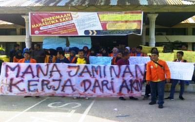 Puluhan Mahasiswa AKNP Demo Segel Kampus