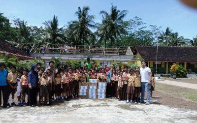 Ibas Kembali Bagi Biskuit Sekolah Trenggalek