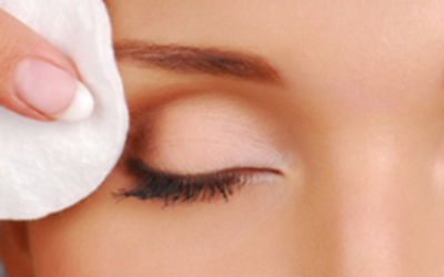 Ini Tips Pilih Eye Makeup Remover Sesuai Usia Agar Aman