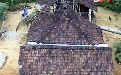 Longsor Hancurkan Rumah Warga Mrayan