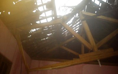 Hujan Angin, Pohon Besar Roboh Timpa Rumah Warga