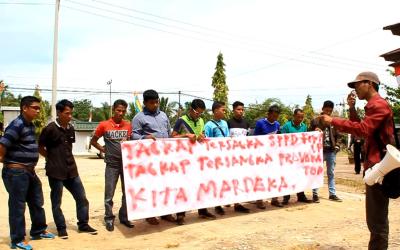 Puluhan Massa Demo Pengadilan Negeri dan Kejaksaan