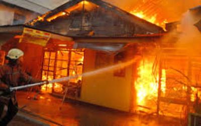 Diduga Arus Pendek, 2 Unit Rumah Petak Terbakar