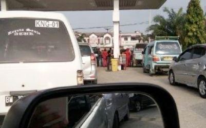 Pengisian BBM Gerigen di SPBU Pangkalan Kerinci Kota Menganggu