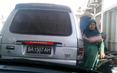 Di tengah Antrian Panjang, Dua Mobil Plat Hitam Terobos Antrian