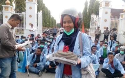 Mahasiswa Riau Sambut Kapolri dengan Demo