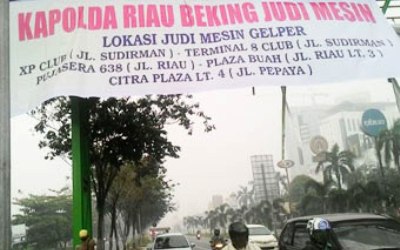 Polisi Buru Pemasang Spanduk Polda Riau Bekingi Judi