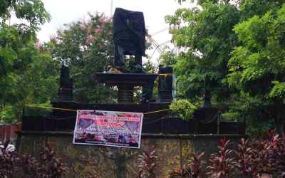 Pekanbaru Masih Bersampah, Mahasiswa Bungkus Tugu Adipura 