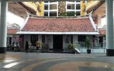 Sejarah Gedung Chandranaya, Kisah 100 Kamar dan 14 Istri