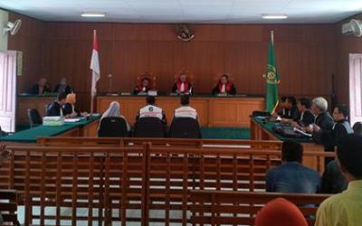 Intan Kusuma Menangis Mohon Keringanan pada Hakim Tipikor