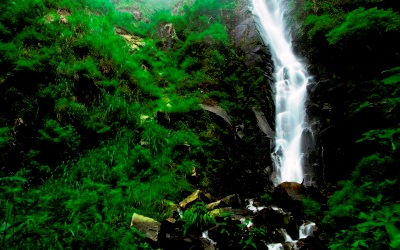 Inilah Pesona Air Terjun Pundak Kiwo Kawasan Hutan Pinus