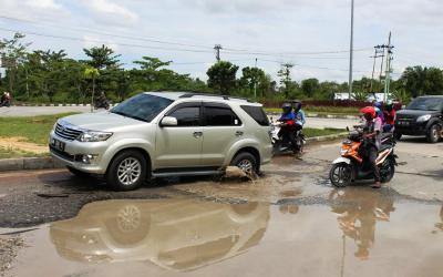 Jalan Berlobang di Kota Pekanbaru, Pemerintah Tutup Mata