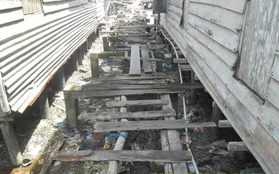 Warga Panipahan Harus Meniti Jalan Pelantaran yang Rapuh