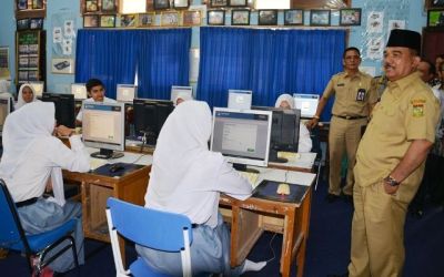 Jefry Noer Tinjau Proses UN Di SMA Negeri 1 Bangkinang Kota