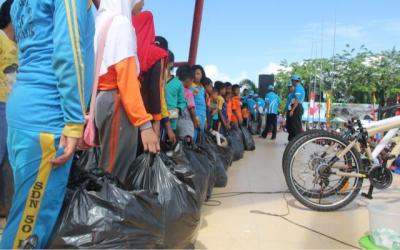 Pungut Sampah, Mardiono dan Syukur Diganjar Sepeda
