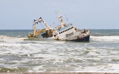 Akibat Arus Deras , Kapal Laut Tenggelam di Surabaya