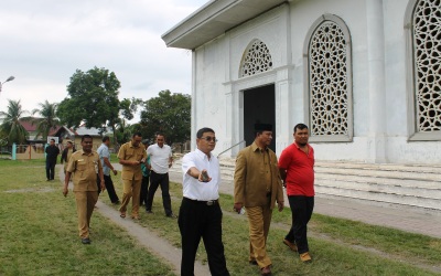 Bupati Bireuen Tinjau Pembangunan Lantai Masjid Agung Sultan Jeumpa