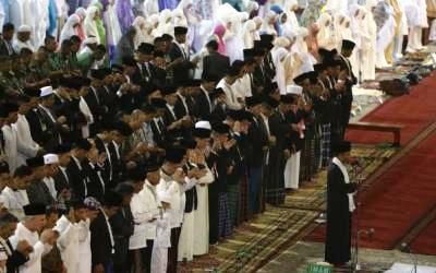 Jokowi Salat Idul Adha di Masjid Agung At-Tsauroh