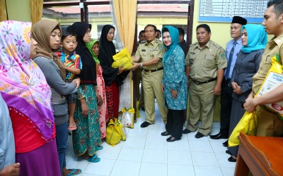 Plt Bupati Rohul Serahkan Sembako di Dua Kecamatan